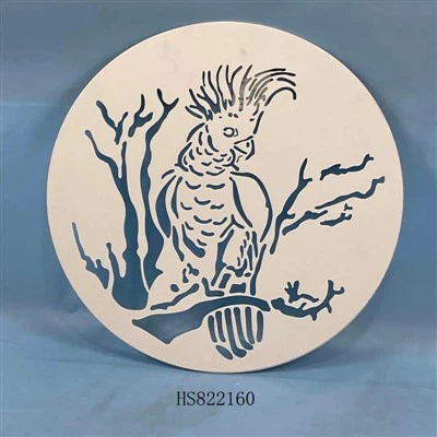 Pássaro de metal pendurado na parede